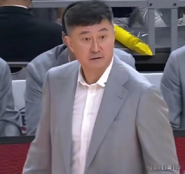 杜锋谈广东队赢球：“还是老毛病。”“大比分领先了之后。”“就出现了松