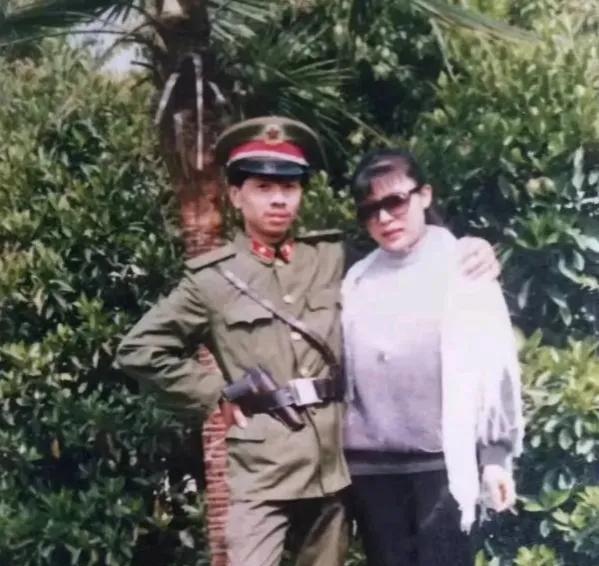 80年代末，一名佩戴手枪的"军人"与漂亮女友合影。但其随意站姿引发身份质疑——我