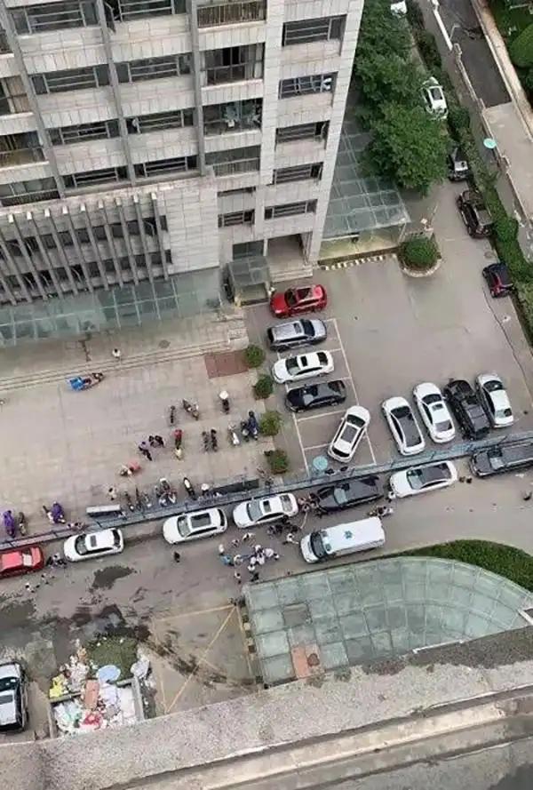 湖北潜江，15楼装修工拆墙时冲击钻钻头突然弹出坠落，不偏不倚砸中楼下66岁保洁员
