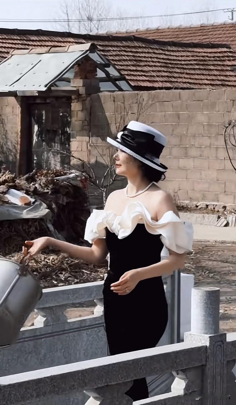 程莉莎赫本风又来了，大冬天穿着露肩裙真是够美丽冻人的，引得村里的男士们驻足观看，