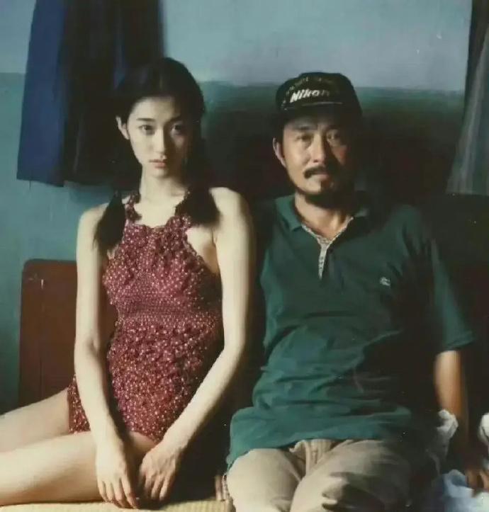 难怪陈数对李小冉赞不绝口，相比同龄人，14岁的李小冉美的太出挑了，皮肤白皙，手长