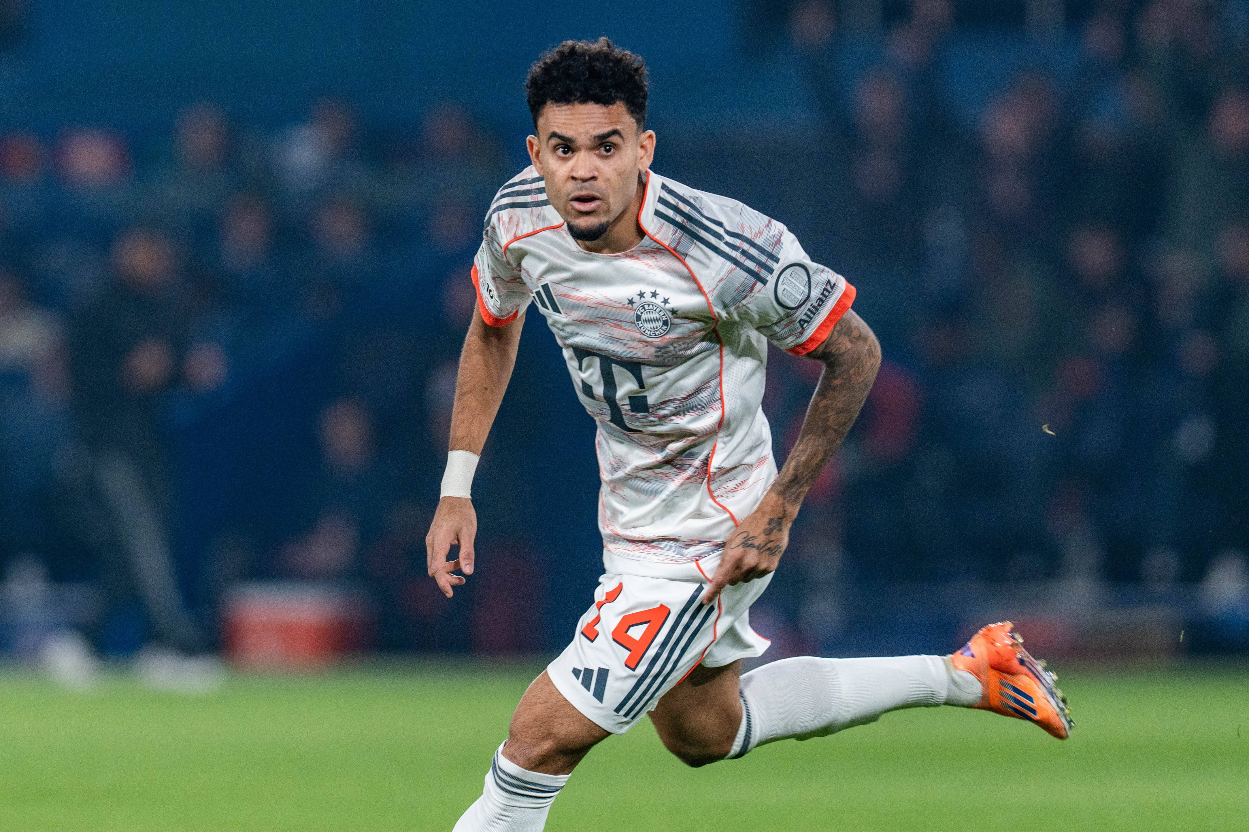 凯恩谈迪亚斯神仙球: 太不可思议, 我认为这是他至今最漂亮的进球