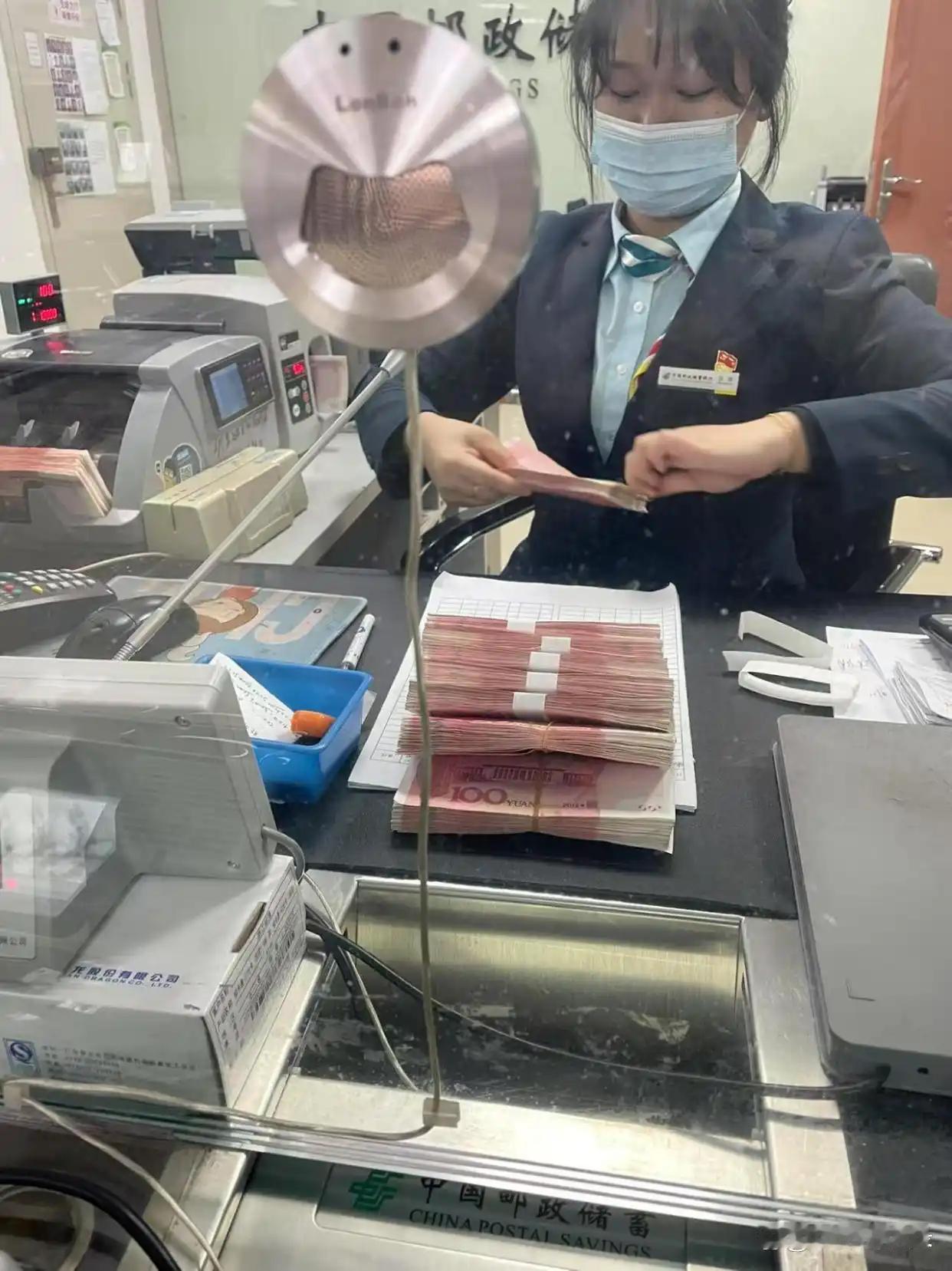 存款利息趋于零,你还存款吗?存款利息趋于零，还存不存真是个纠结的事儿。现在银行