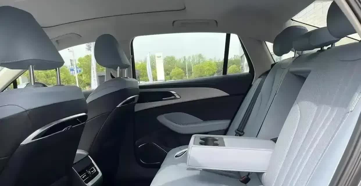 最近发现小区里突然多了好几台红旗H5PHEV，跟几位车主聊完我酸了！有位滴滴师