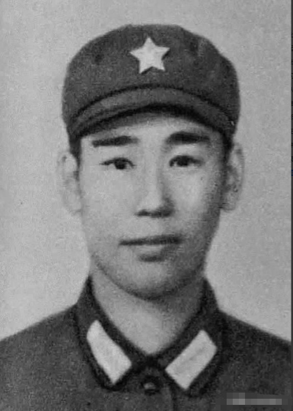 1979年2月，姜利民摸到了越军阵地，越军没有发现他，谁知他突然打开手电筒，越军