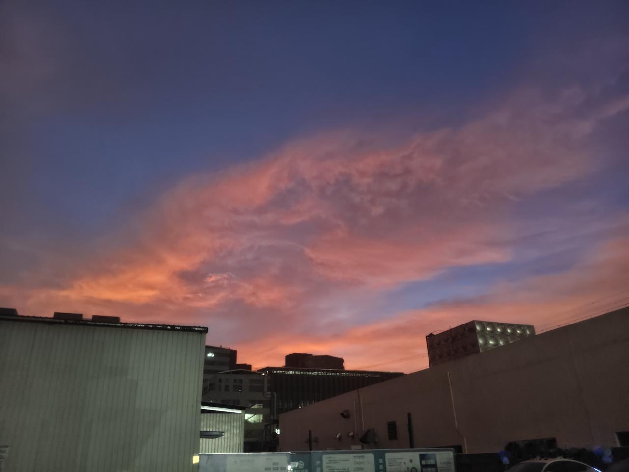 九大症状，说明你老了：1、奶茶喝不了太甜了，无糖最好2、空调开到26度都