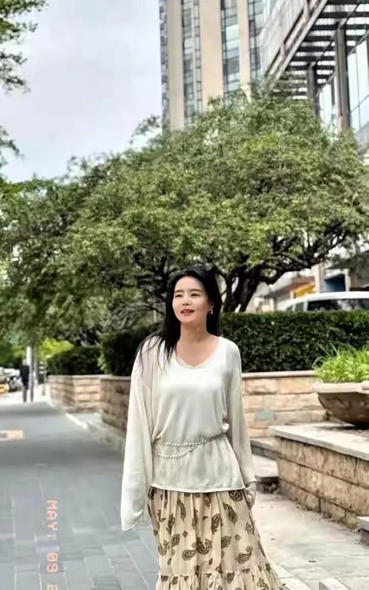 她和外国老公离婚后，感觉变美了，这是什么原因呢？变得阳光自信，优雅美丽，差点没