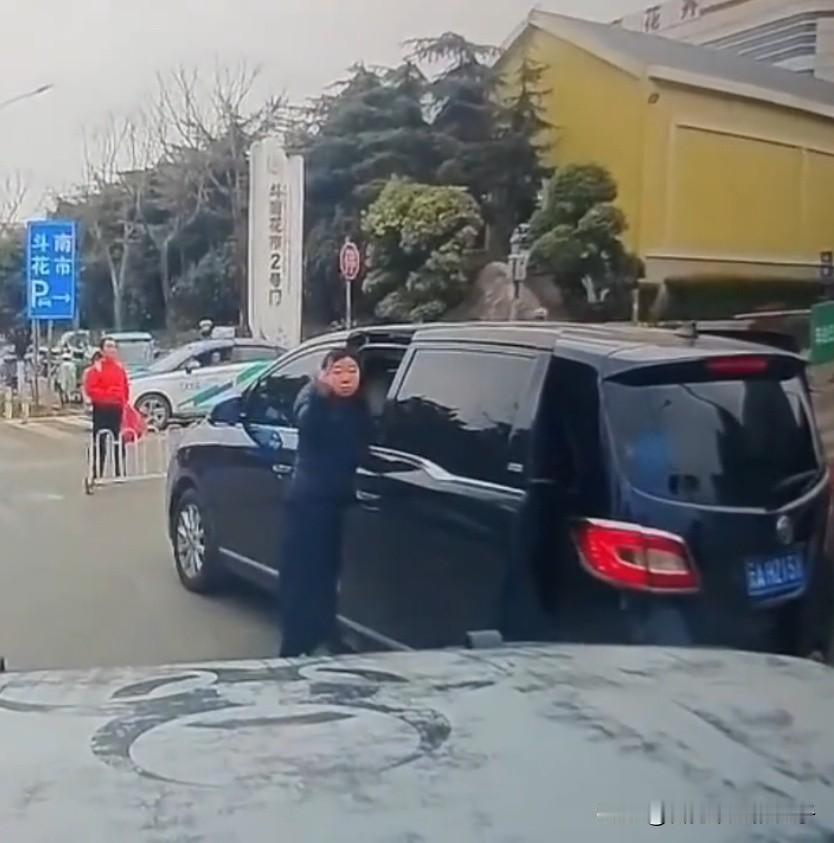 事实证明人是可以貌相的，竖中指的女司机真是标准的傅首尔长相！大家可能忽略了一