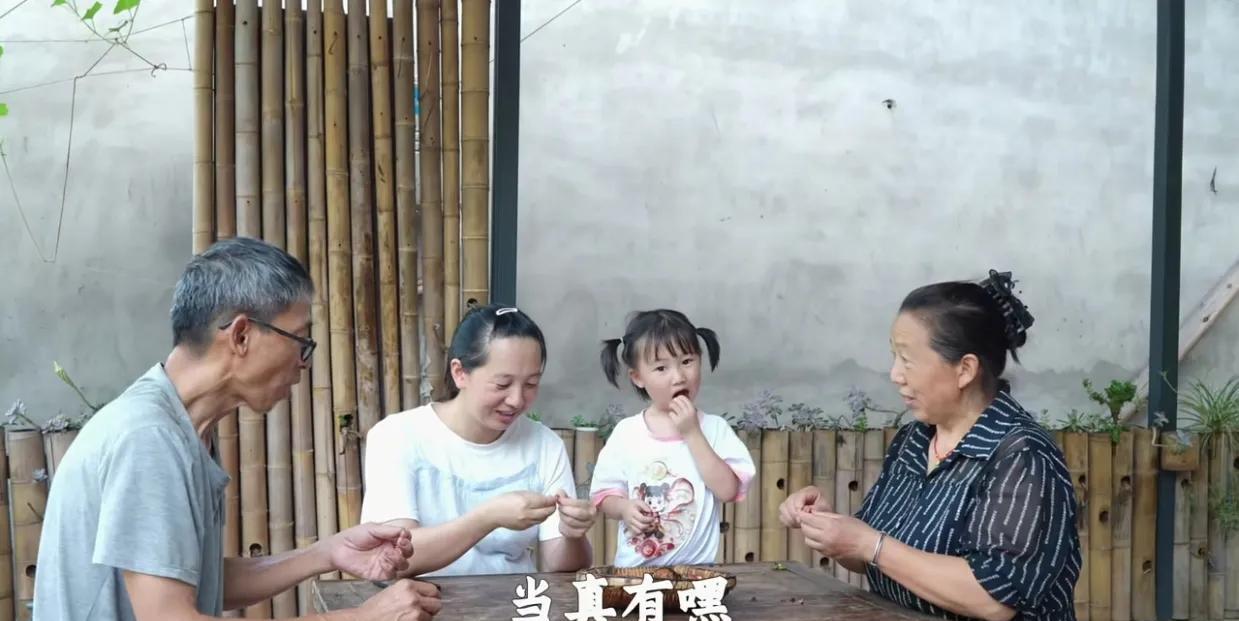 乡村六妈居然这样做，真令人刮目相看！今天，王幺爷家的南瓜大丰收。大概摘了几十个