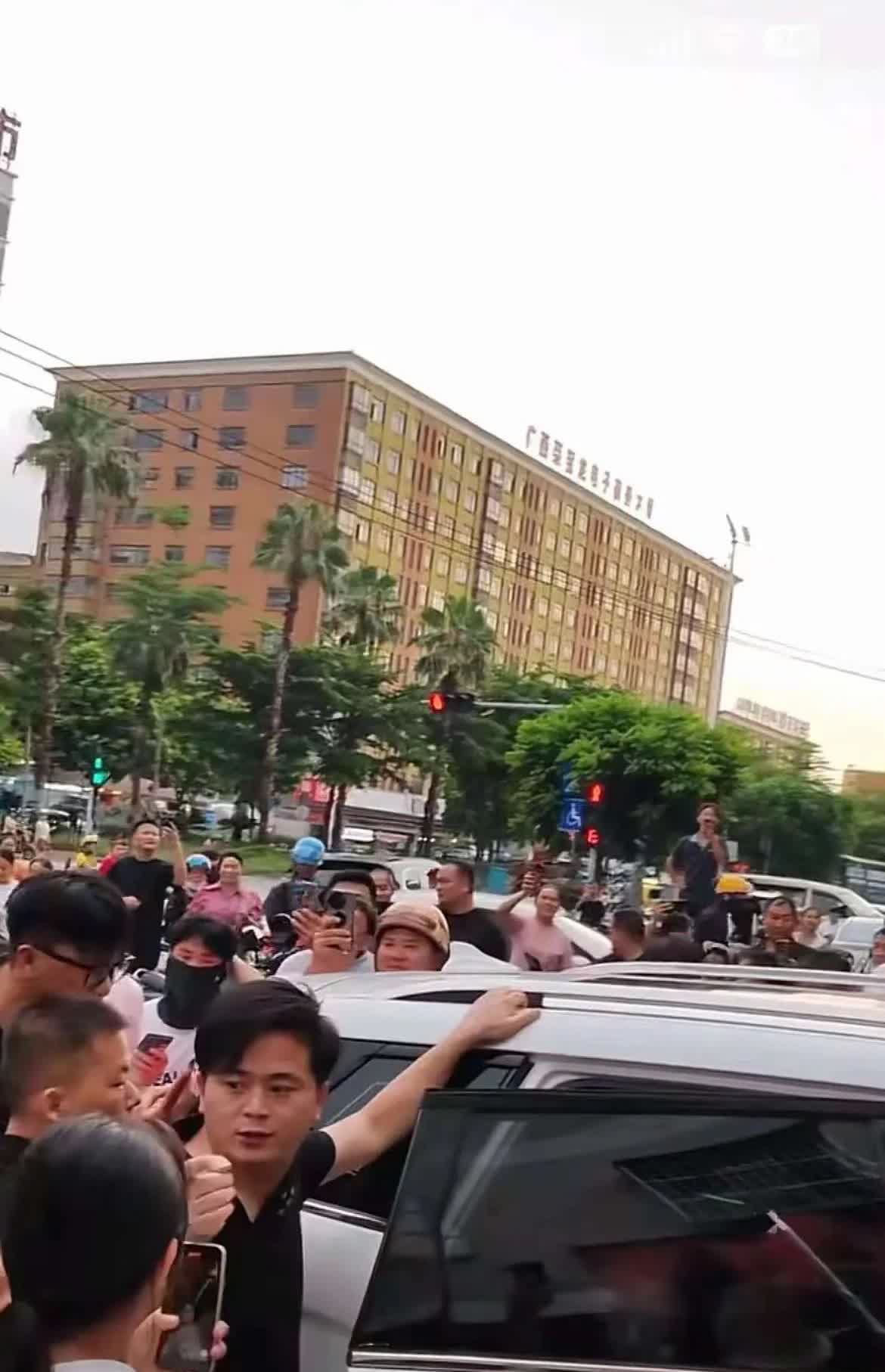 广西南宁惊现大瓜，男子开车带着小三出去逛街，正好被自己的老婆逮个正着。看到这一幕
