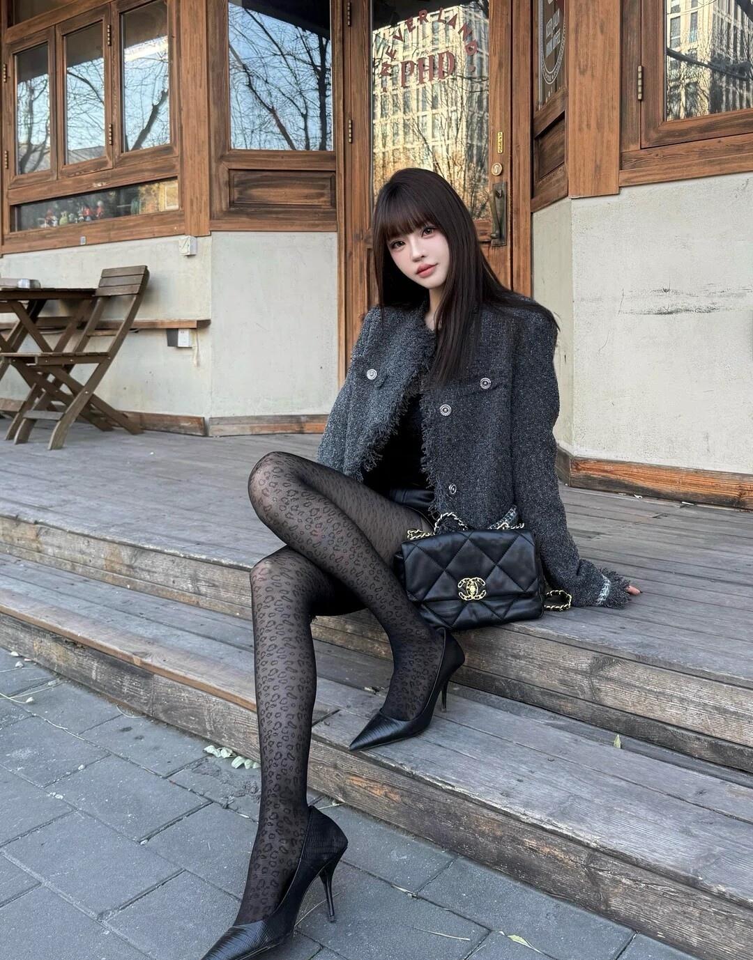 秋日穿搭指南：复古风外套+豹纹丝袜+黑色高跟鞋，时尚又优雅！