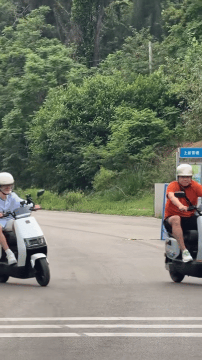 🛵笑不活了！所谓的“五哈最大尺度”，原来是鹿晗的电动车防走光大作战🤣！穿短裤