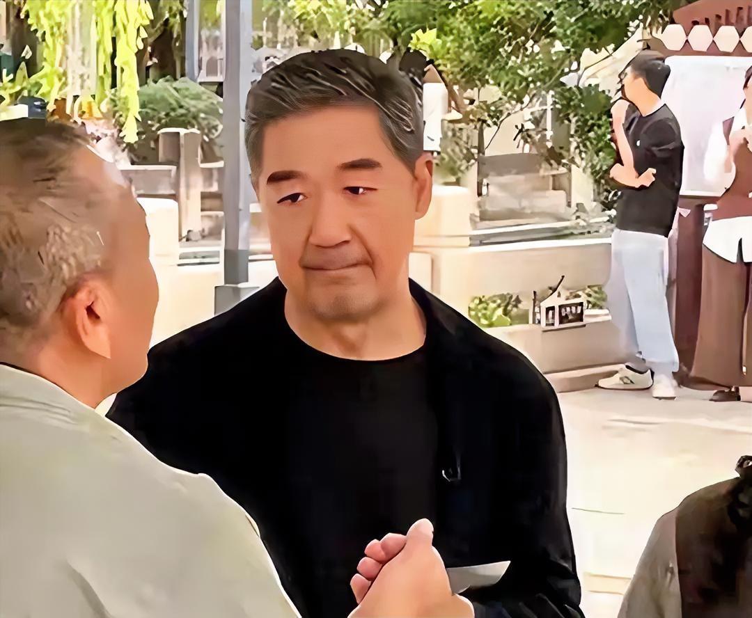 70岁的张国立满头银发还在不停歇地忙碌，这背后的故事却让人忍不住叹气！最近，老戏