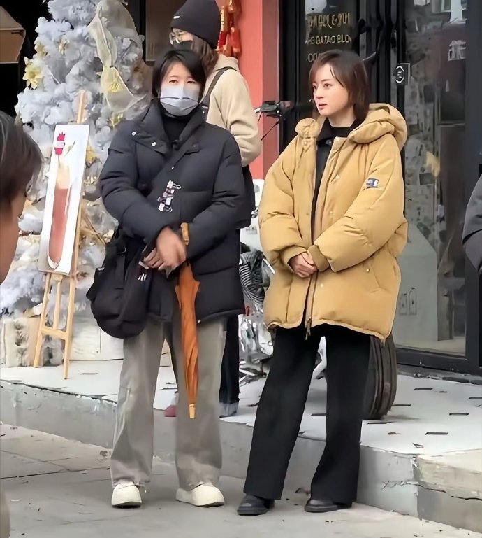 孙俪的眼神好凶不仅用眼睛瞪人，表情也很不耐烦，助理更是直接赶人​​​