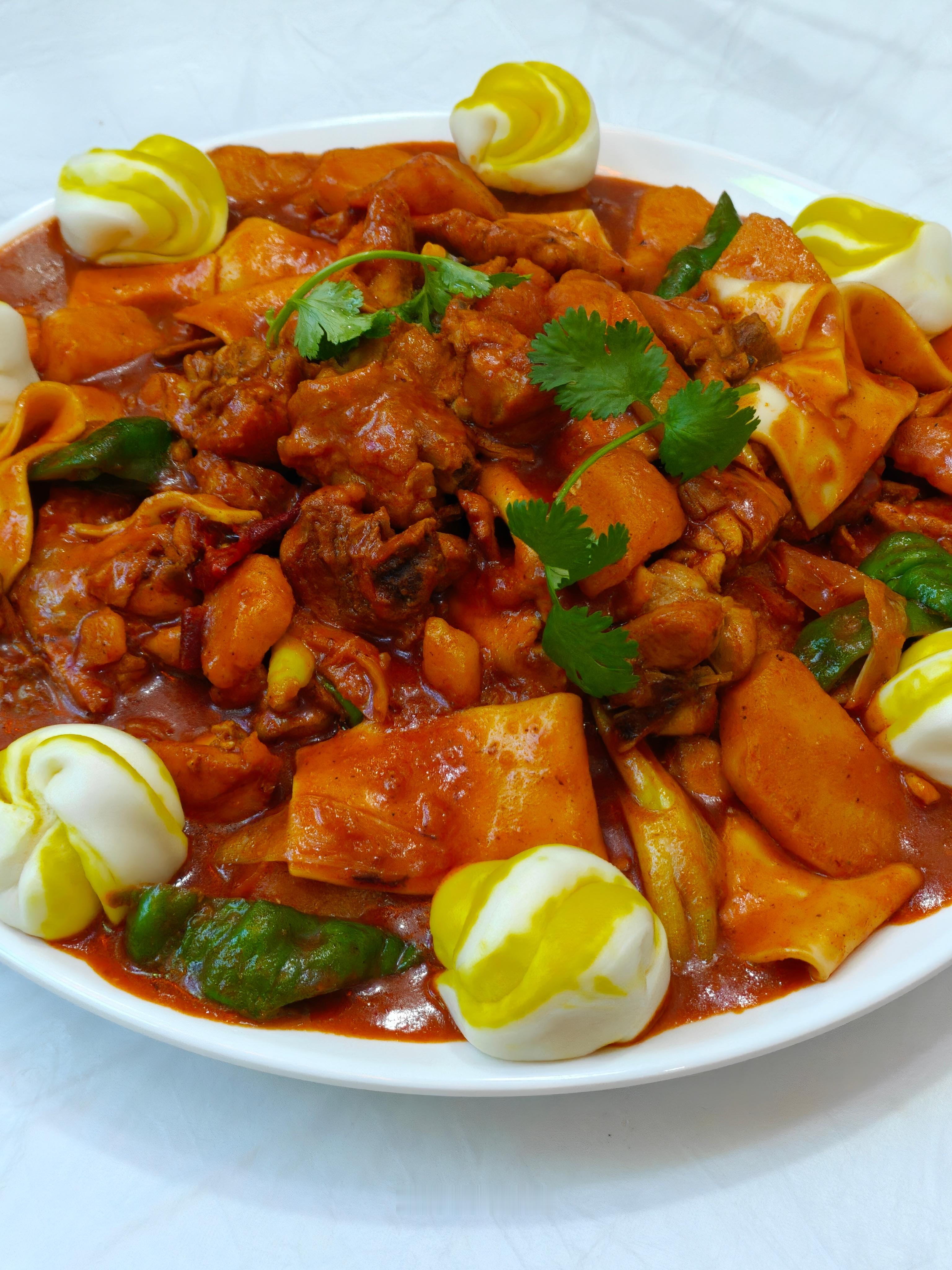 还是新疆风味的大盘鸡够味儿一份爆炒的鸡块，满盘酱汁。还有粉皮儿，小花卷，土豆块。