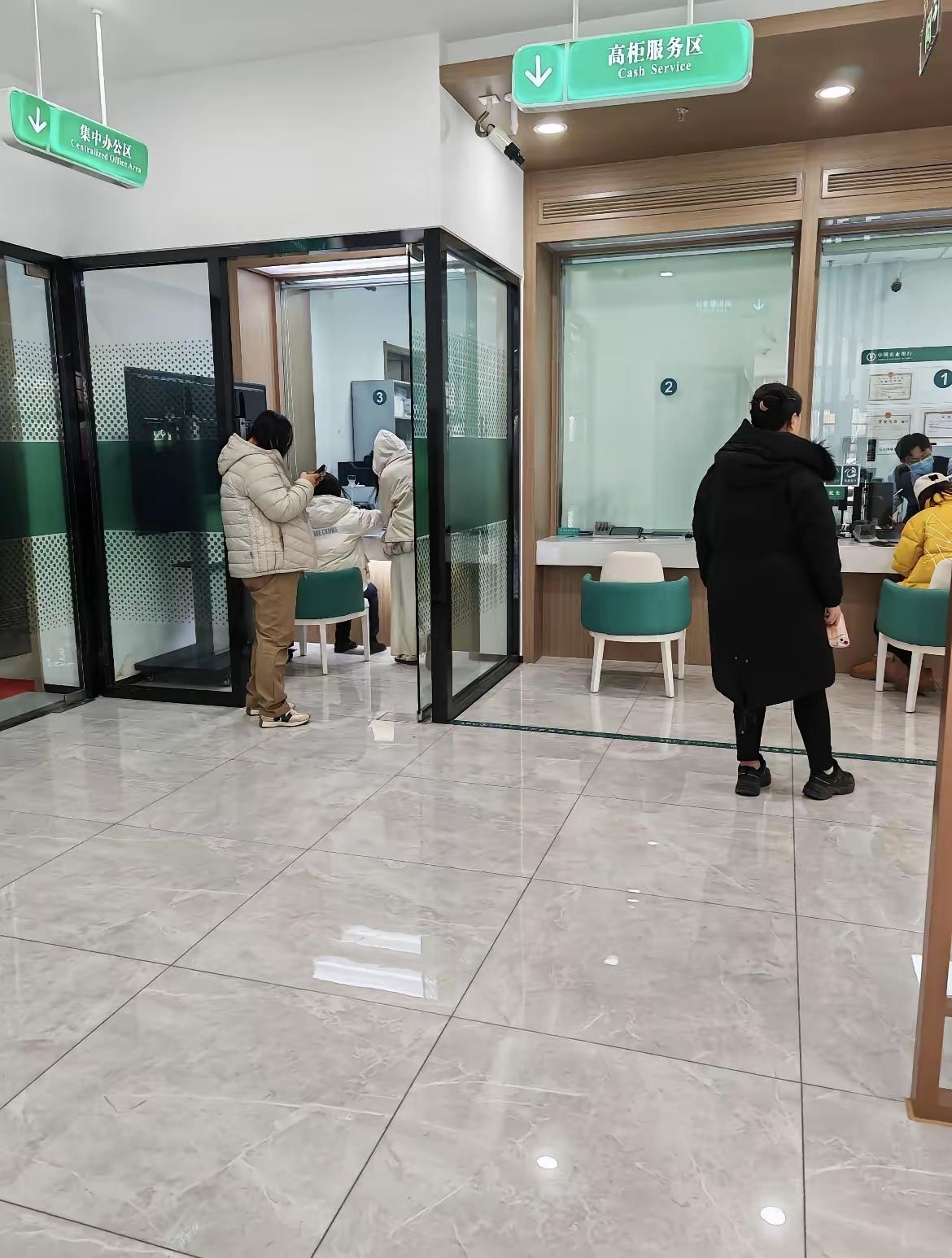 银行存款这波操作真的让人看不懂！我婆婆35万五年期存款到期，去转存时直接