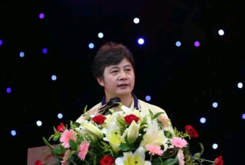 一个远在美国的儿子，对着父亲葬礼的镜头，磕了三个头，然后长跪不起。老父亲有两个