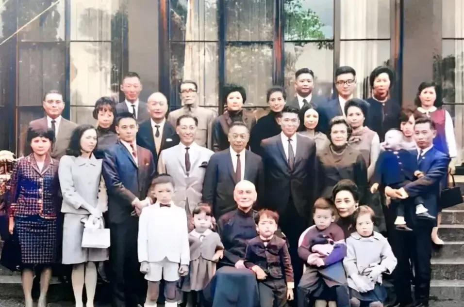 这张照片拍摄于60年代，这是中国曾经辉煌的四大家族之一，看他们的全家福就知道，还