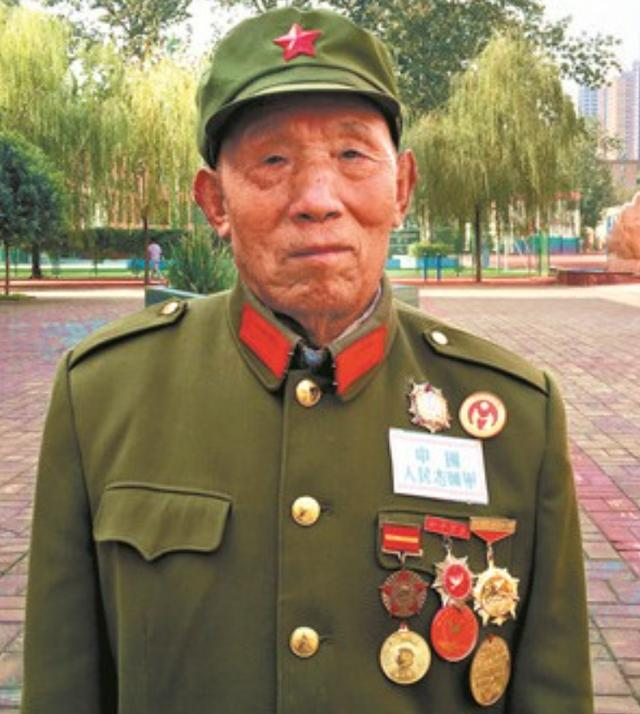 1953年，河南省政府招待所，一名皮肤黝黑的招待员正在打扫卫生，突然门外来了一辆