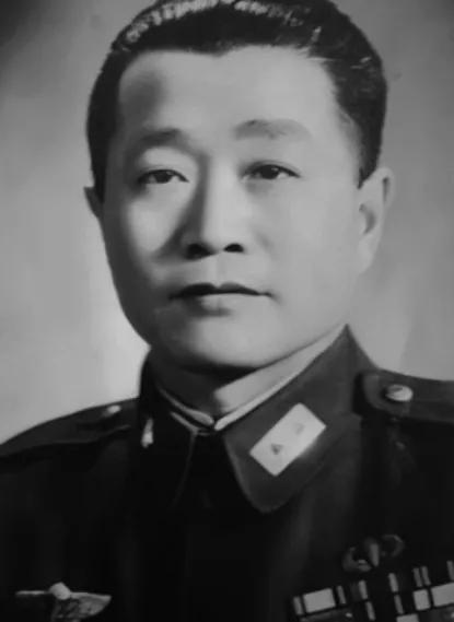 1927年，周恩来被捕，谁料，审讯他的人，竟是他的学生，他凑近周恩来，轻声说：“