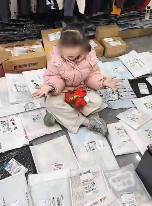 叔叔阿姨，哥哥姐姐，没有这样玩的。广东清远一6岁小女孩在网上炫耀，说她寒假很闲