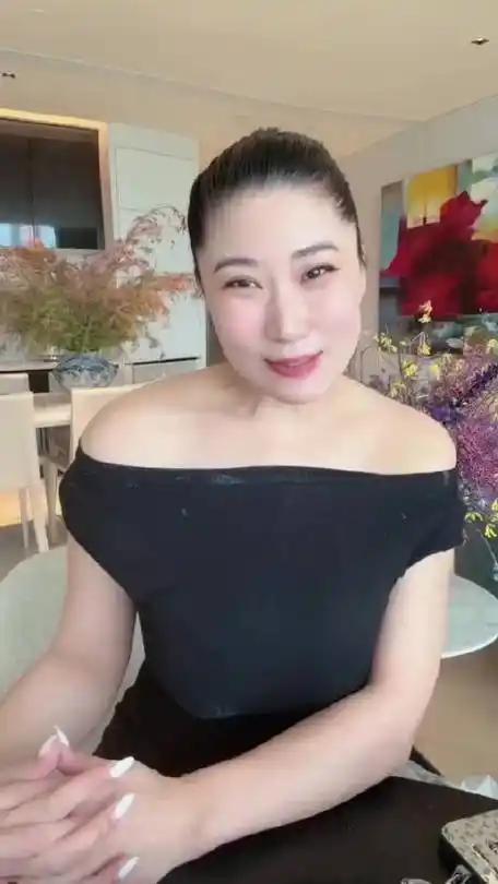 谢贤的前女友Coco曾有点凡尔赛地直言：你们只在报纸网络见过我，我把头发放下