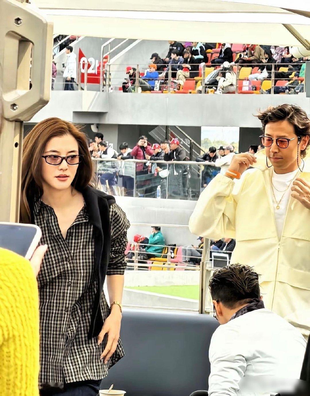 吴千语的衣品真不是盖的，好些年前流行的五分紧身裤又被她拾起来了