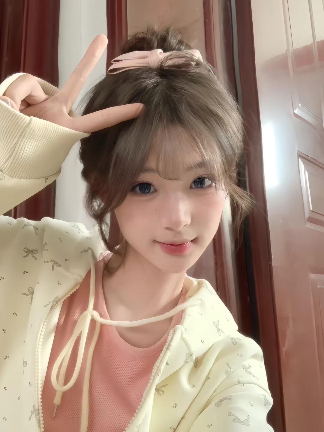 跟昨天一模一样的开场。创业板白线在上，黄线在下。说明开局是大屁股涨，就是