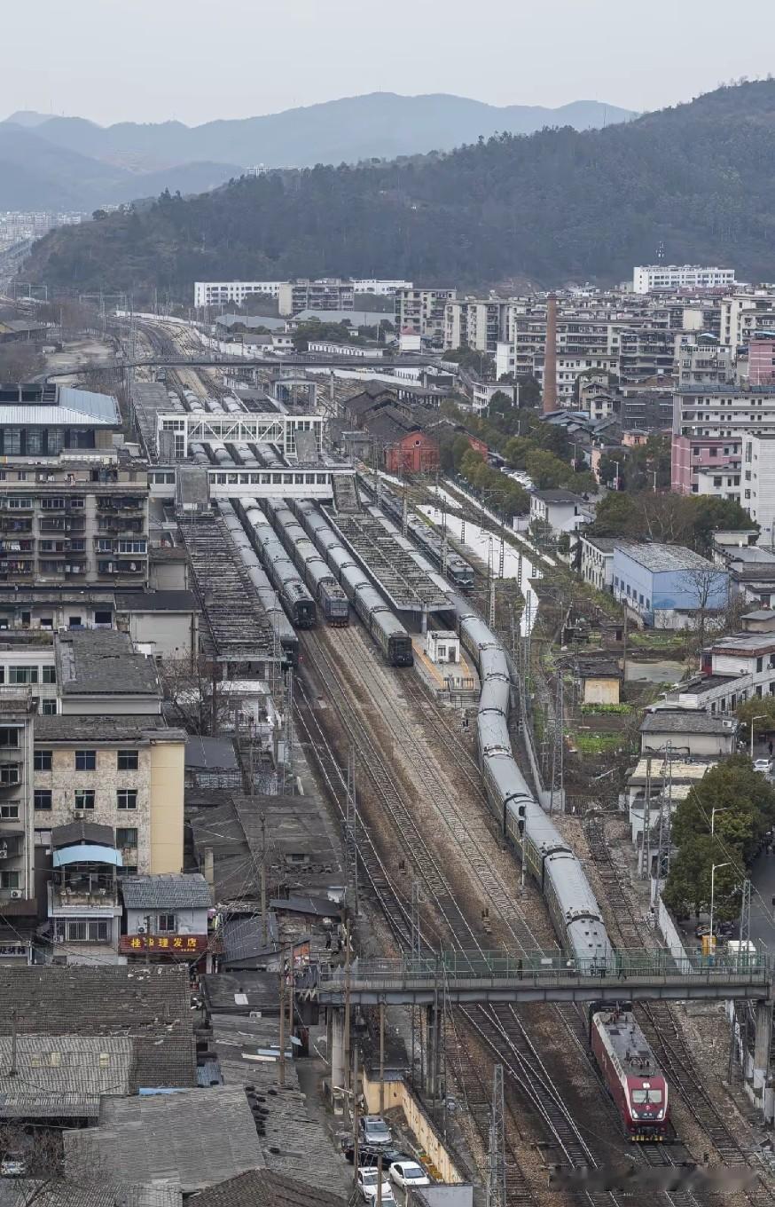 京广铁路郴州火车站全貌。从远处和高处看下来，郴州火车站设置有两座站台，六条轨道。