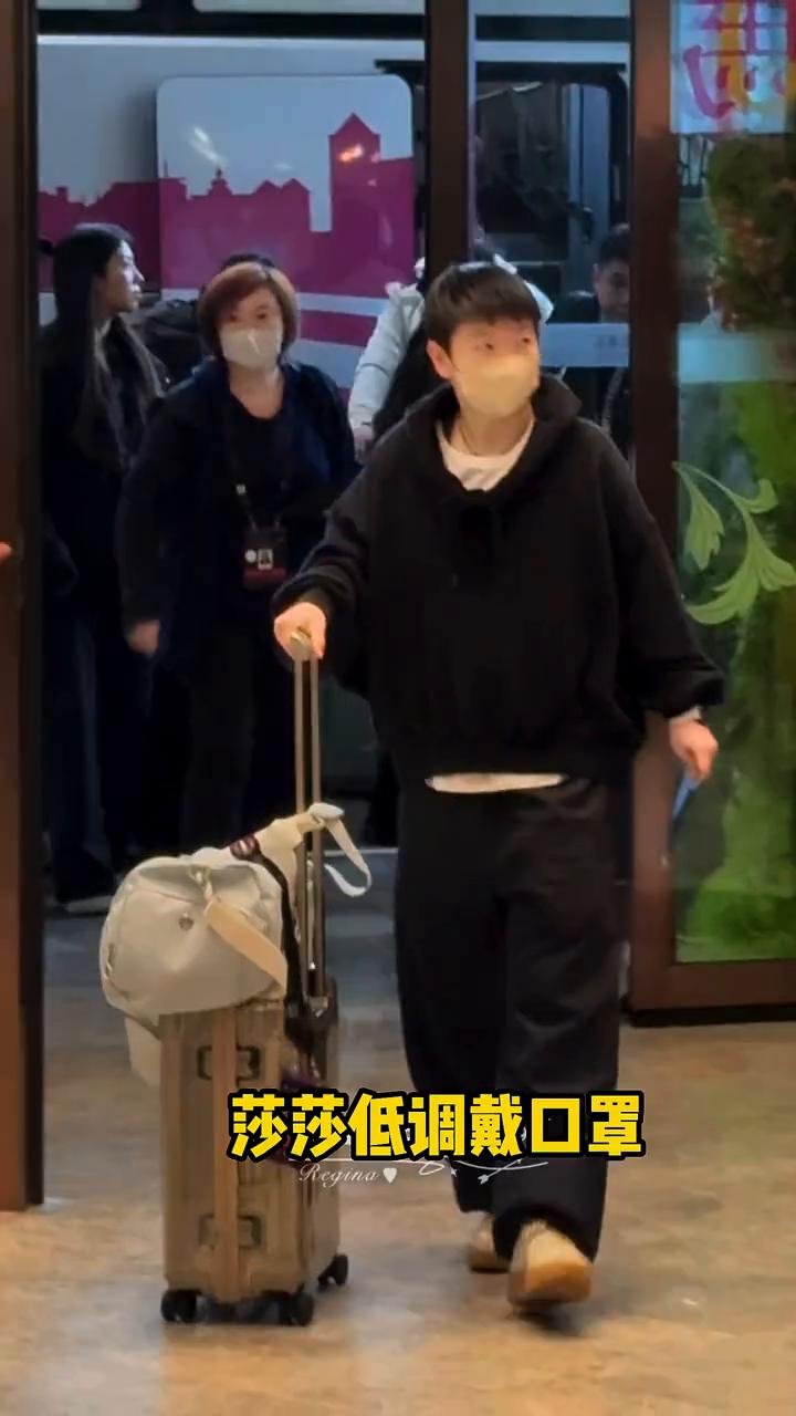 王楚钦穿羽绒马甲时尚感十足。国乒抵达重庆，莎莎低调戴口罩，王曼昱推着大包小包，