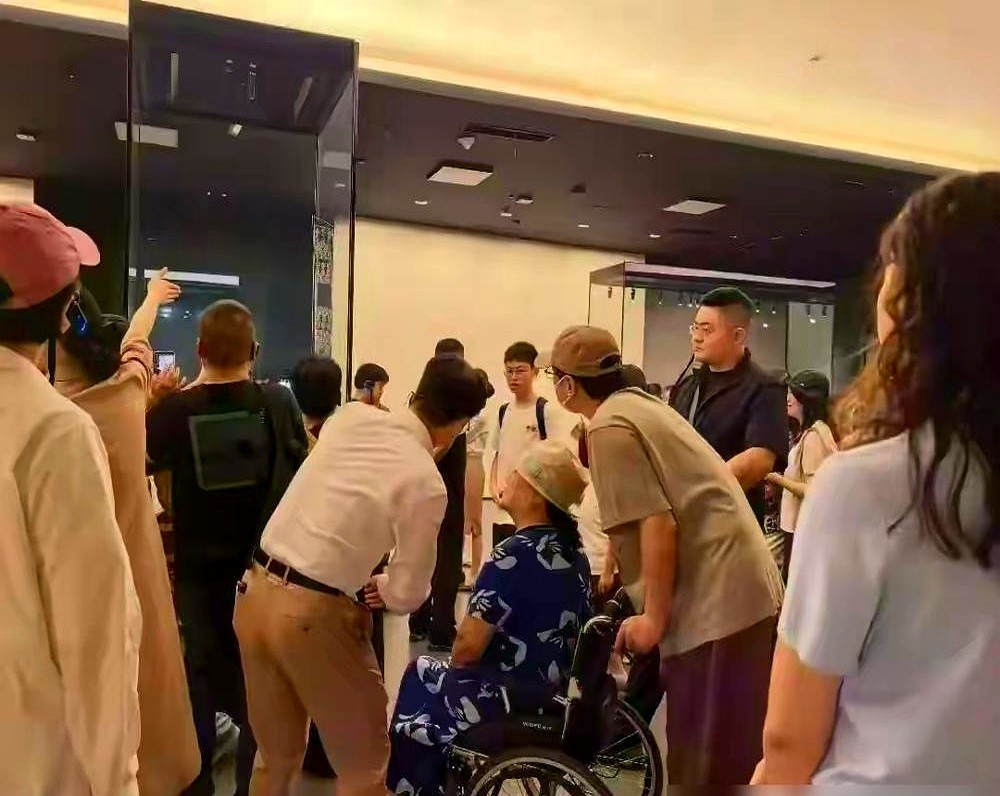 王琦瘦了，网上的嘴却没停。沈腾带着老婆孩子逛三星堆，镜头一扫，王琦明显小了一圈。曾经在舞台上跳舞的她