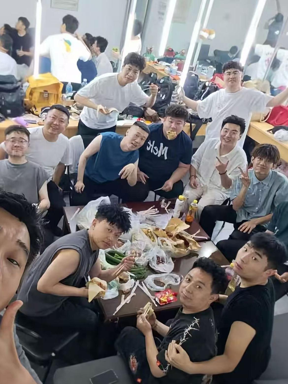 德云社八队七夕节小剧场聚餐，张云雷送亲签，杨九郎请客吃饭。八队，是小辫儿张云雷