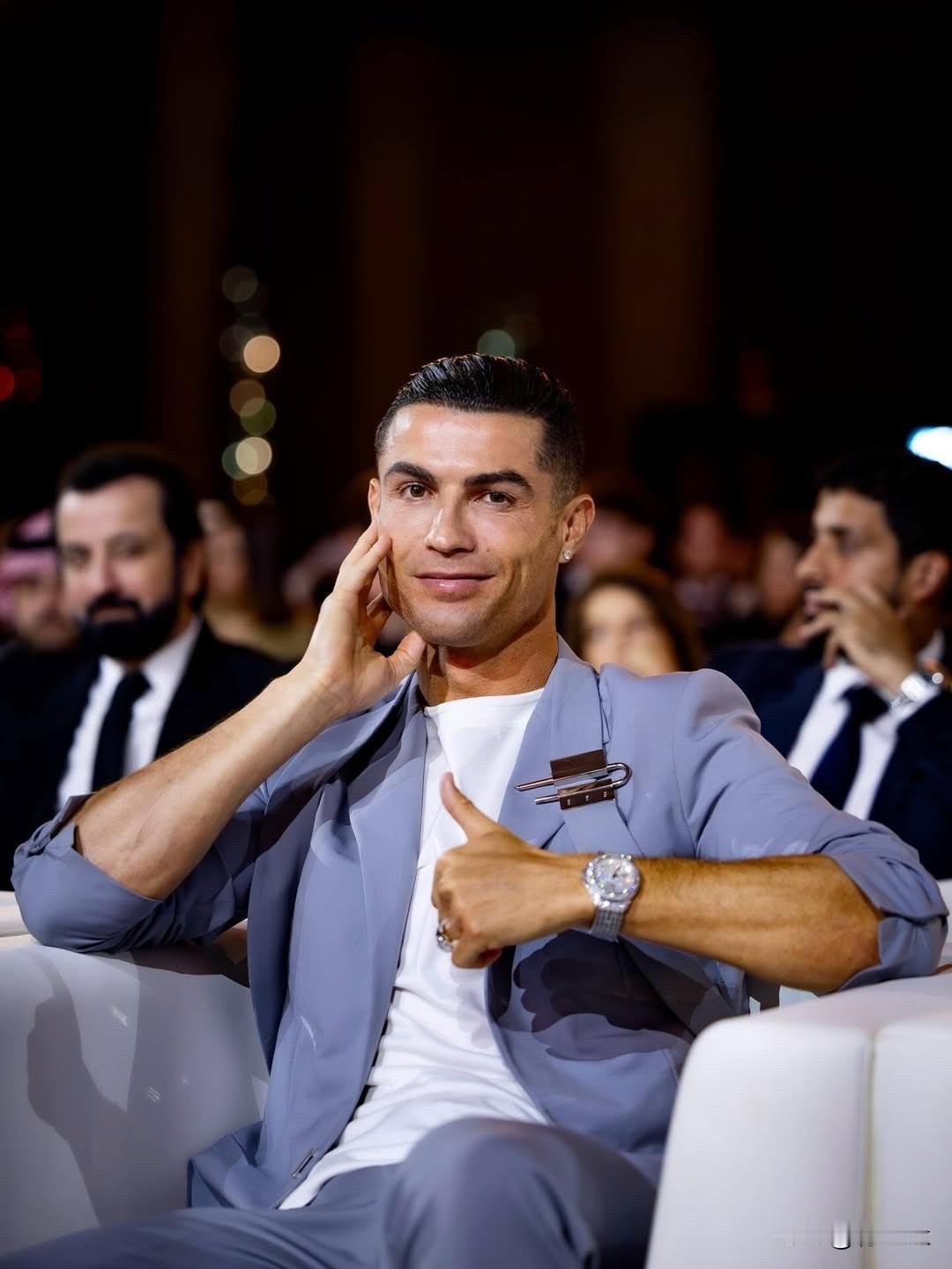 利雅得胜利力挺C罗，积极推进多项球员引进计划！据外媒报道，在卡塞米罗宣布