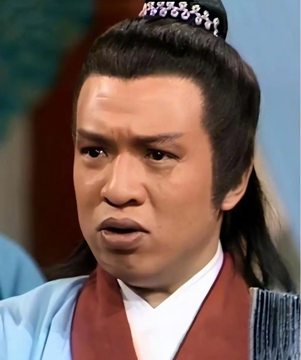 许绍雄83版《射雕英雄传》里的六师傅妙手书生朱聪，82版《神雕侠侣》里的公孙止，