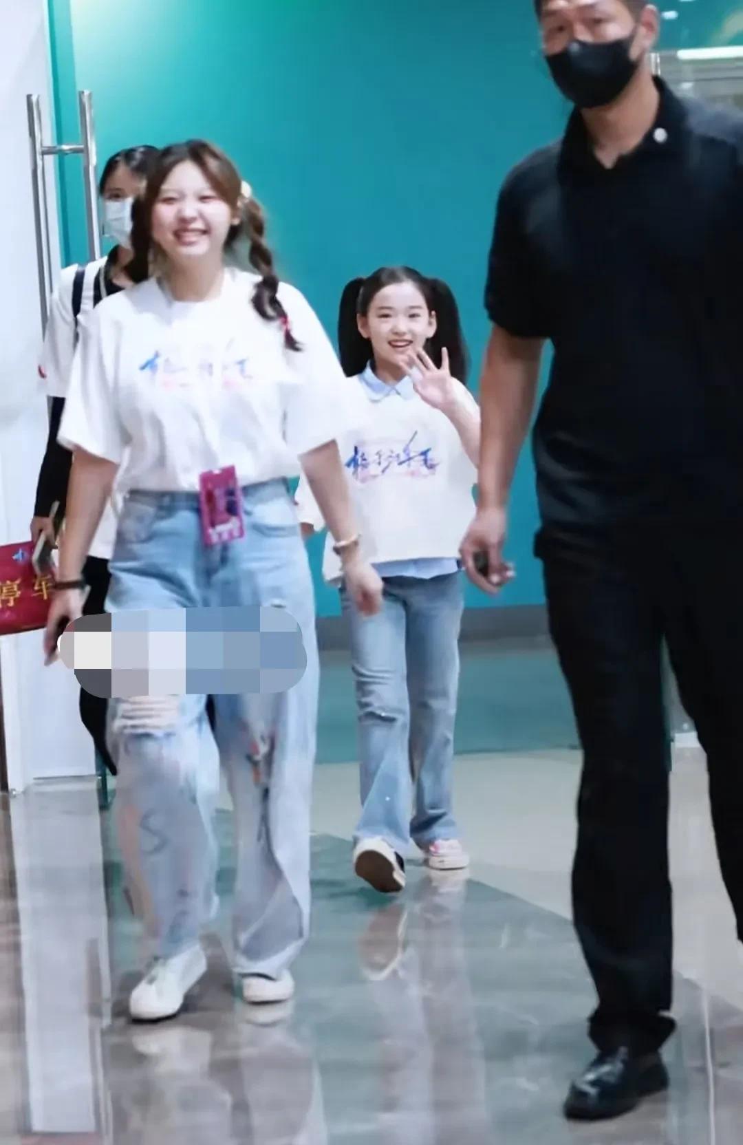 董璇女儿这是“正式上班”了吗？[呲牙笑]小酒窝出席电影《轻于鸿毛》的北京首映礼，