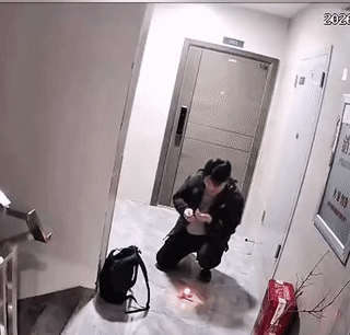 一名男子晚上下班回家，走到家门口却不着急进门？只见他突然掏出来打火机，在自己浑