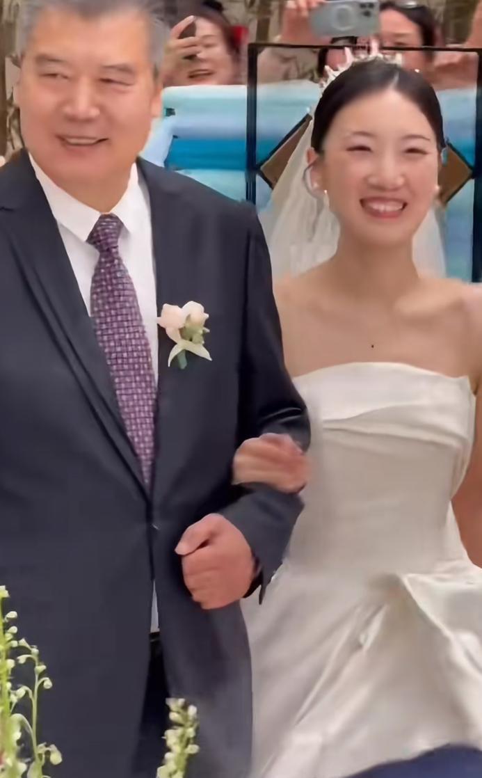 李隼的女儿结婚大魔王张怡宁参加婚礼6月7日，李隼的女儿结婚啦！大魔王张怡宁