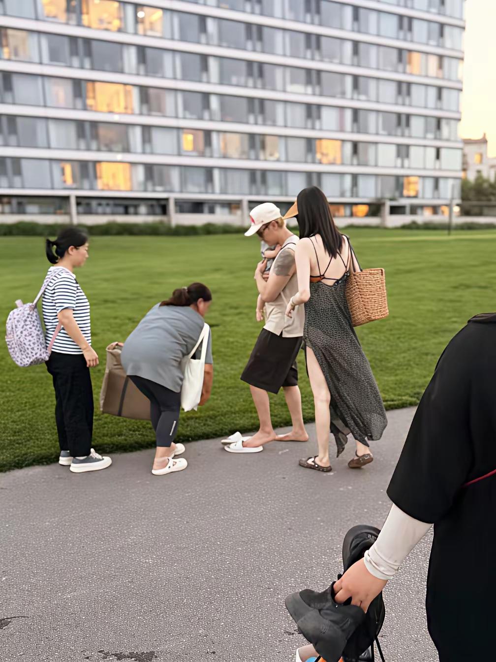 同时带娃，明星和普通人还是差别不小，也证明经济基础的重要性，所以生娃不易。
