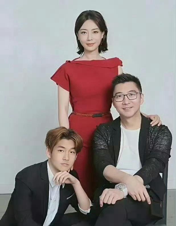陈数：胤胤，有时候想想，当初决定不要孩子，真是最明智的选择。这样我们既能享受二人