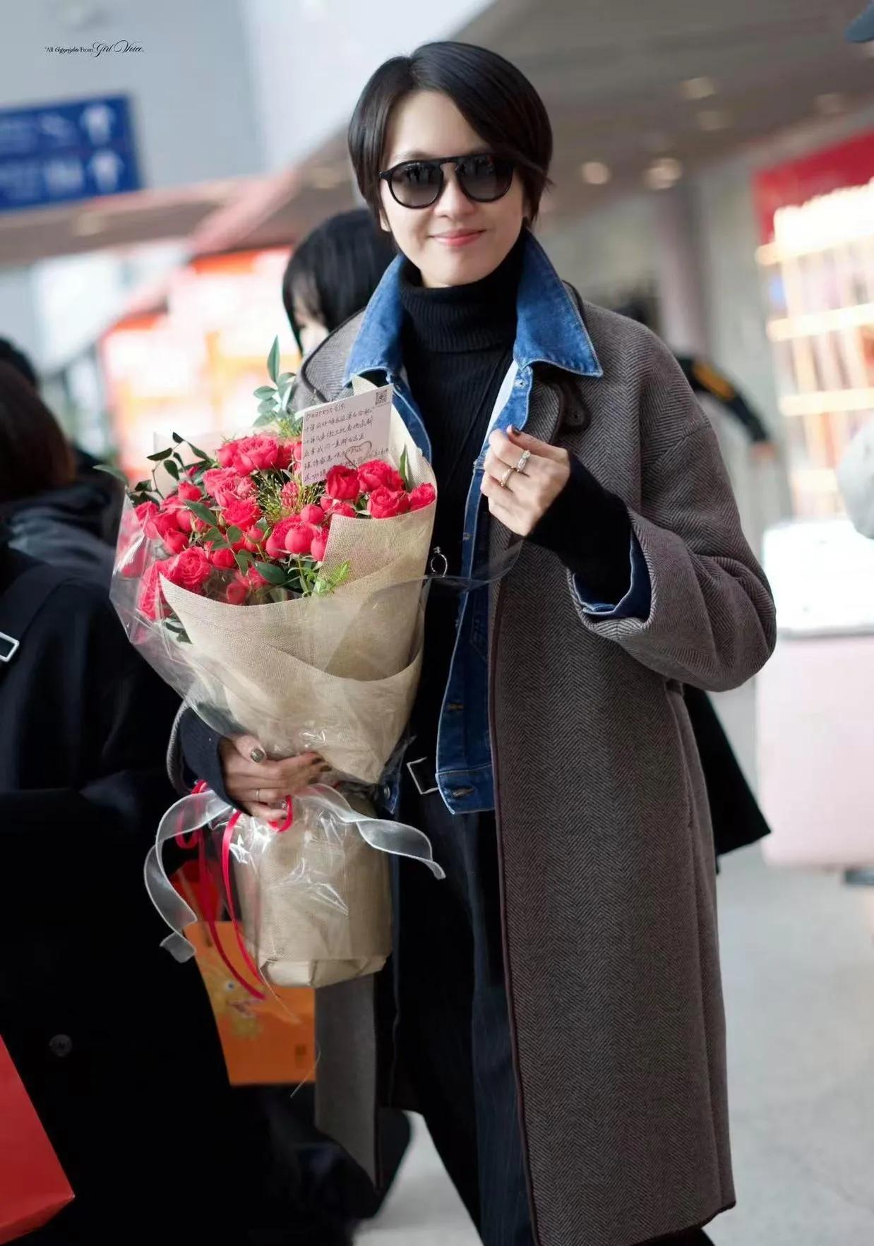 ✨梁咏琪｜姐姐的状态真的赢麻了梁咏琪的机场私服太会穿了！灰色大衣叠穿牛