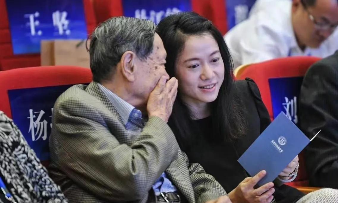 杨振宁去世，翁帆的文章让我们看到了浪漫爱情的模样昨天，一个伟大的物理学家去世