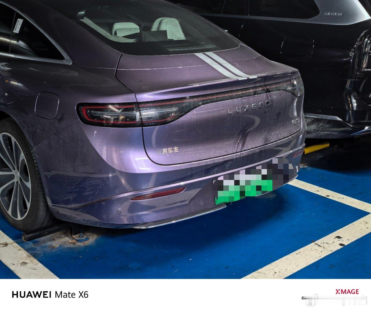 刚看见一辆智界，后面贴的三界车主挺有意思的，鸿蒙智行车主们都很团结有爱而且很多人