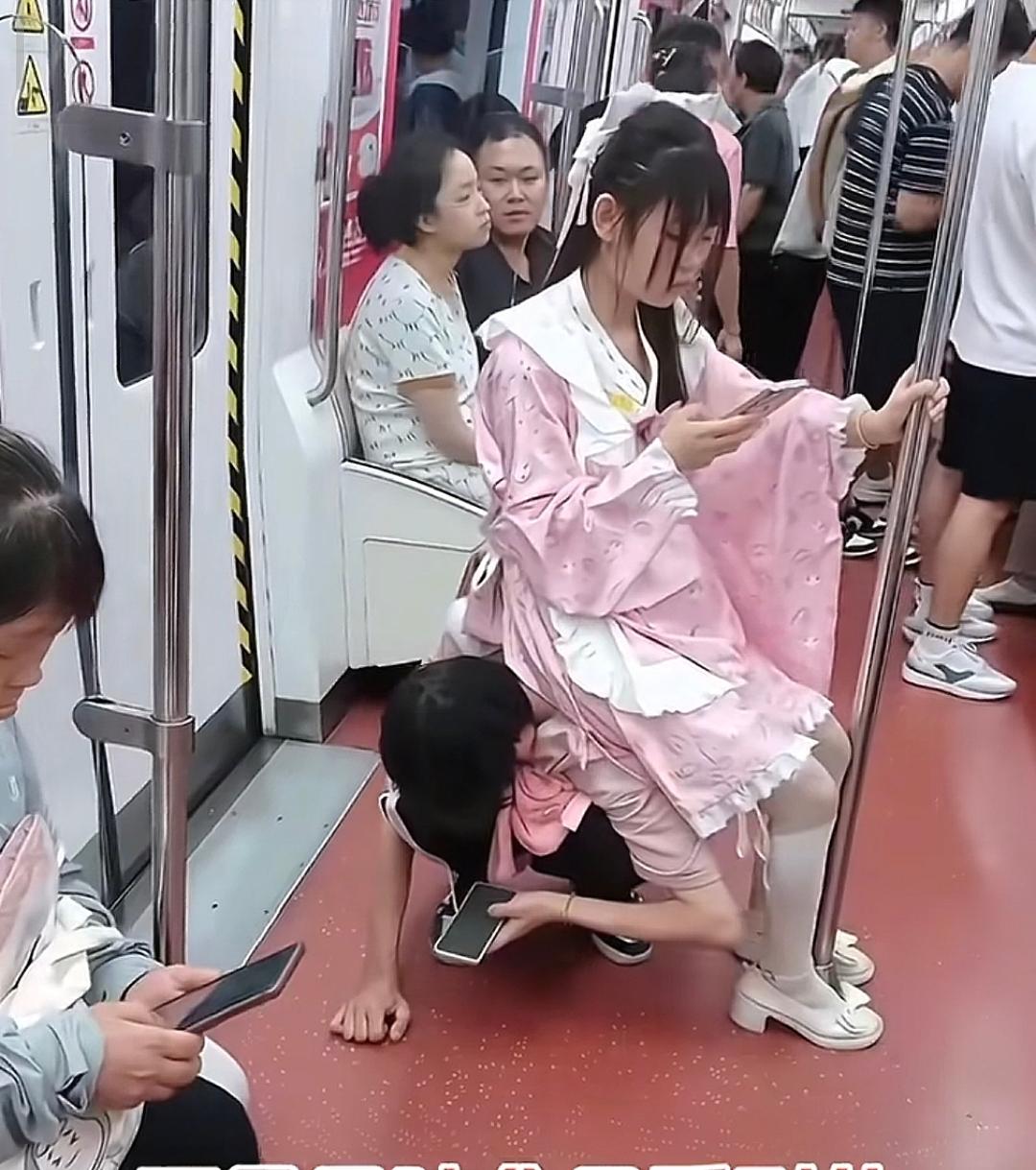 小情侣真会玩地铁上没有座位但是又很累怎么办，看这对男孩直接趴在地上，女孩一屁