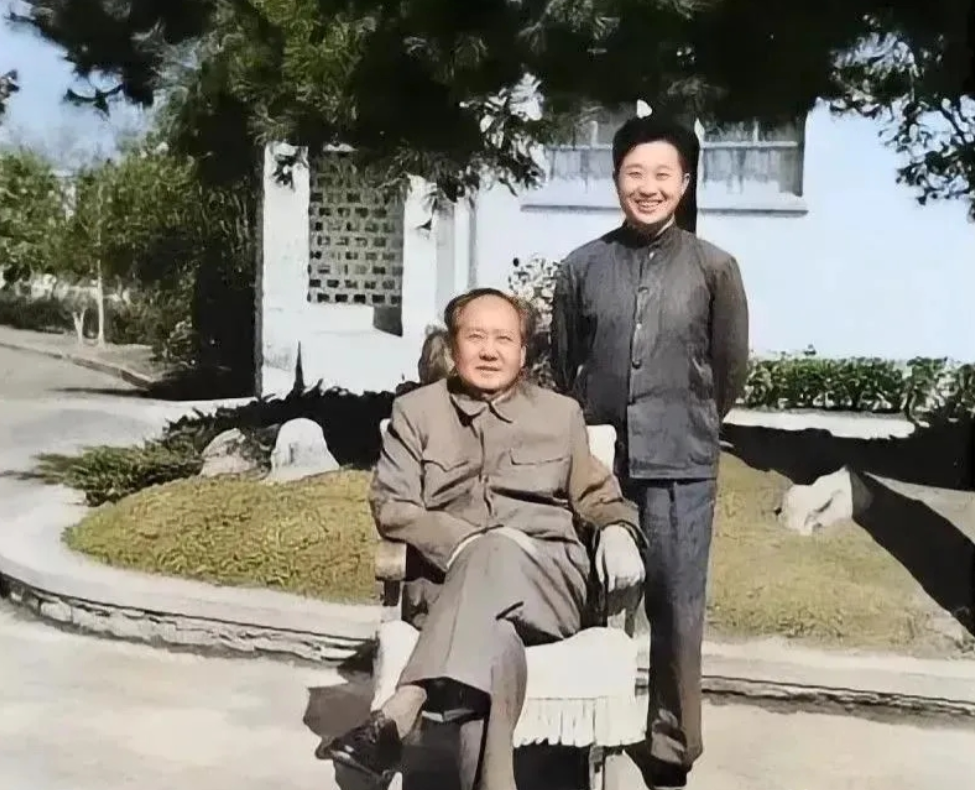 1959年9月30，钱水桃去给毛主席理发，想着明天是国庆节，给毛主席理了个不一样
