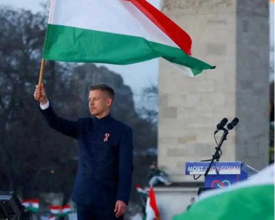 匈牙利 变天，马扎尔手持国旗，宣布赢得大选。(还是以至少三分之二优势大胜)马