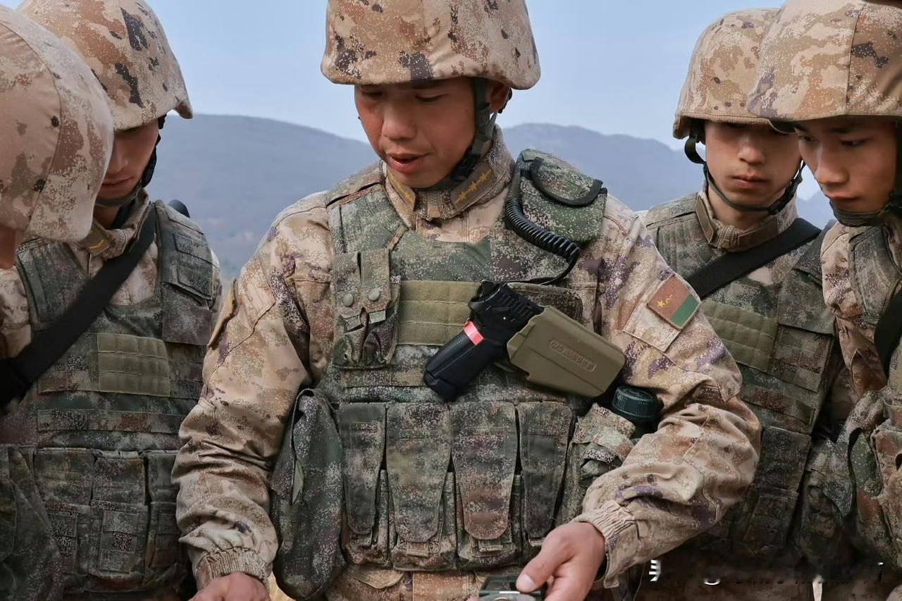 [呲牙笑]以前是快拔枪套（参见图1），现在又改进了：不但普及了快拔枪套，还有快拔