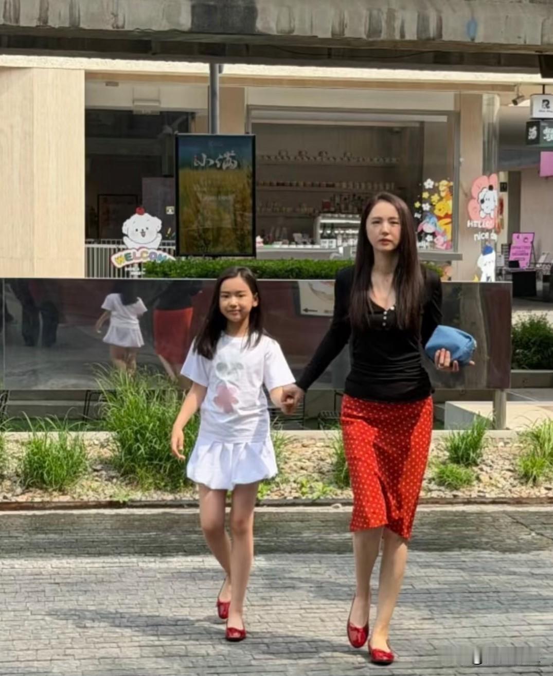 董璇和女儿外出被偶遇！一身黑色修身上衣搭配红色波点半裙，红色高跟鞋亮眼复古，