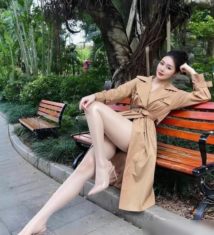 别再幻想靠那两块硬纸壳撑出来的“直角肩”充门面了，看着真累。今年设计师终于集