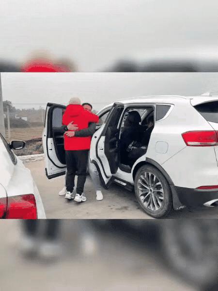 “这样的兄弟情，令人泪目！”湖南，哥哥开车回家过年，途中经过弟弟家，弟弟专门驾车