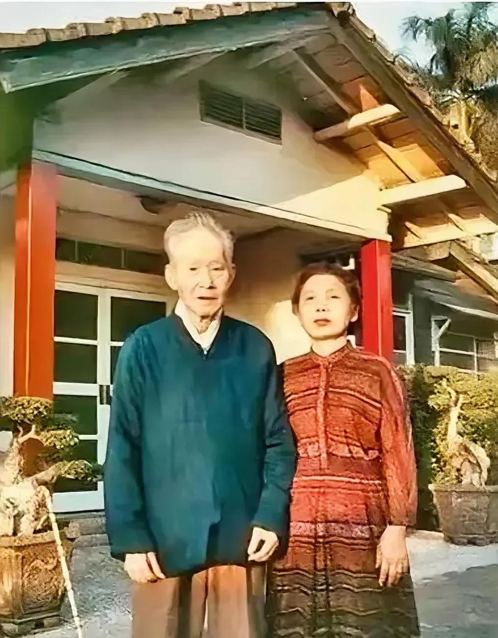 这是1988年，被软禁长达33年之久的抗日名将孙立人将军重获自由后，与夫人拍摄的